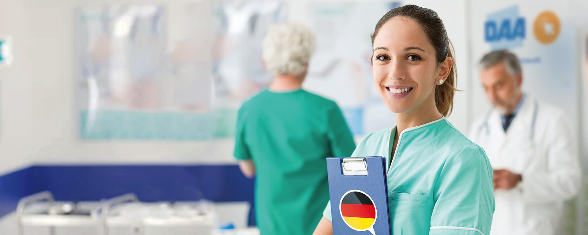 Frau in einer Pflegeeinrichtung lernt Deutsch