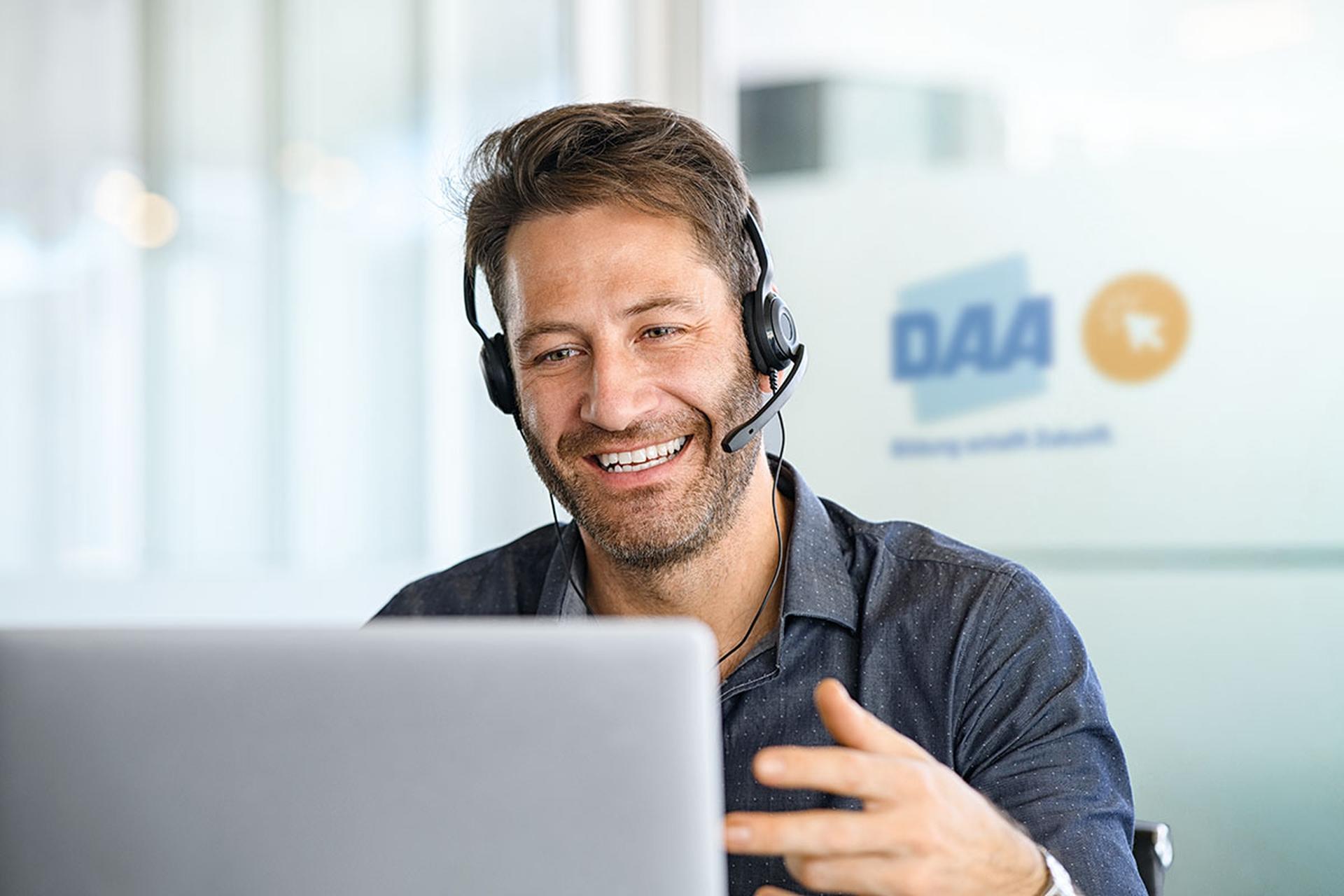 Mann sitzt am Notebook und nimmt an einer Weiterbildung teil