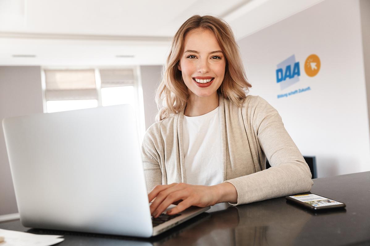 Frau arbeitet am Laptop