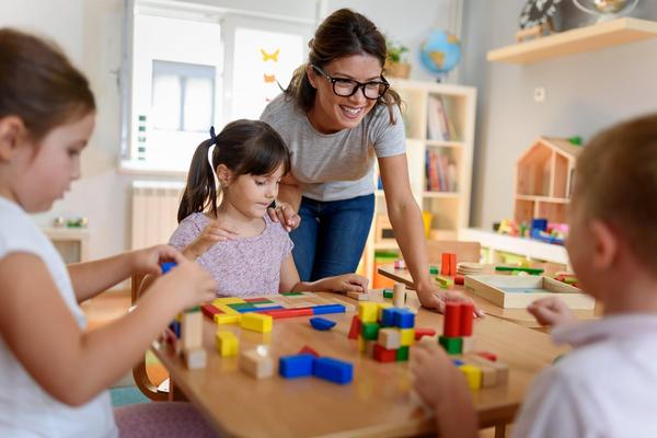 Mitarbeiterin Kita mit Kindern