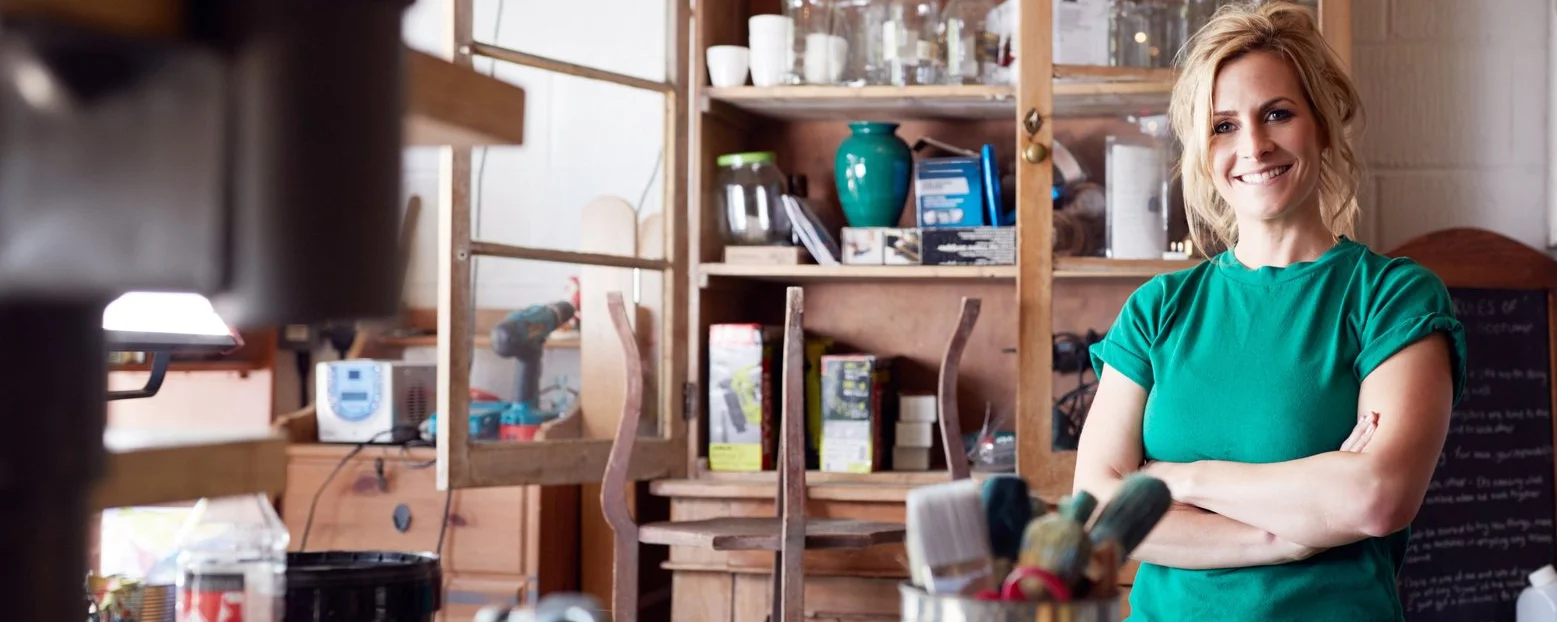 Frau im grünen T-Shirt in einer Werkstatt