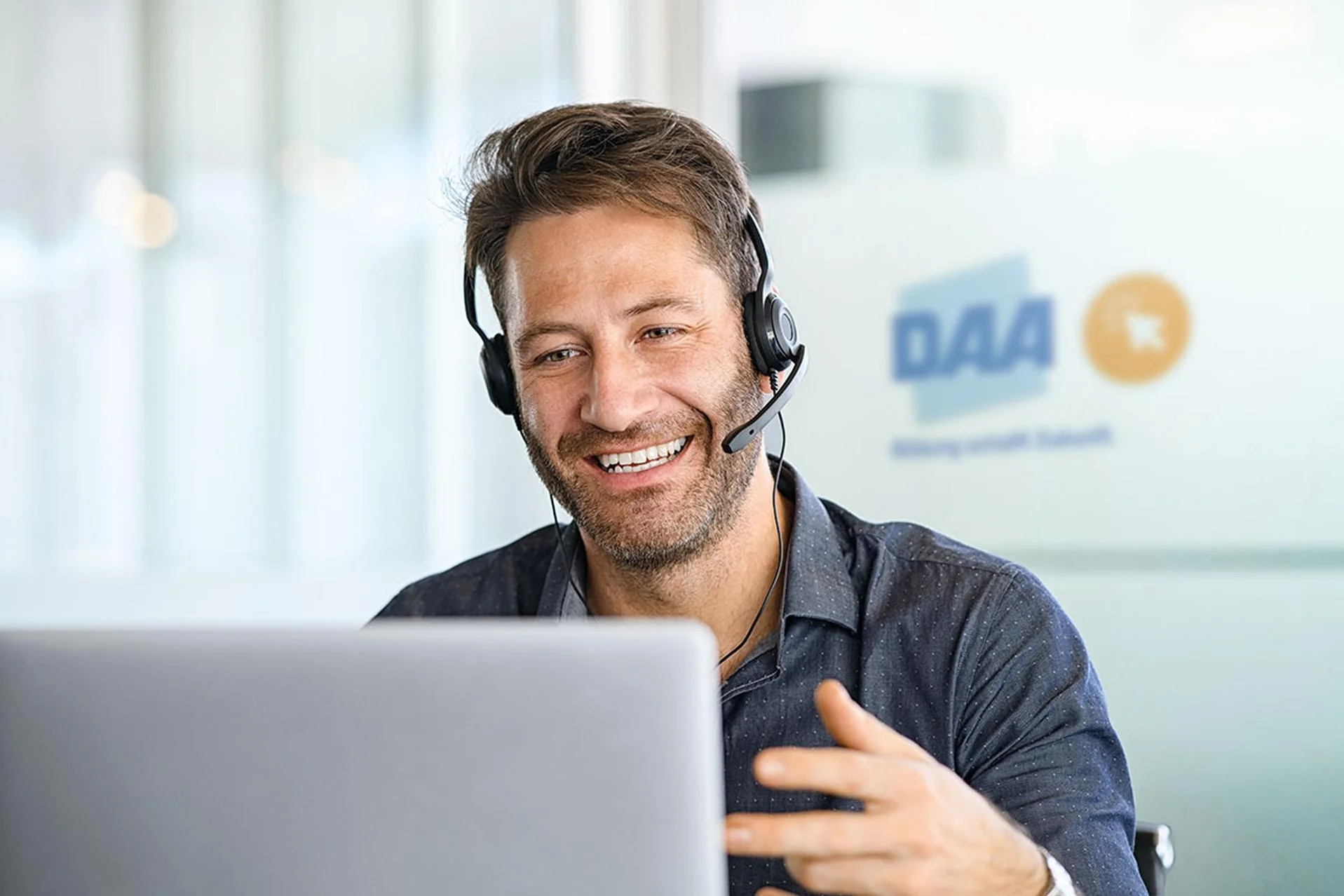 Mann sitzt am Notebook und nimmt an einer Weiterbildung teil