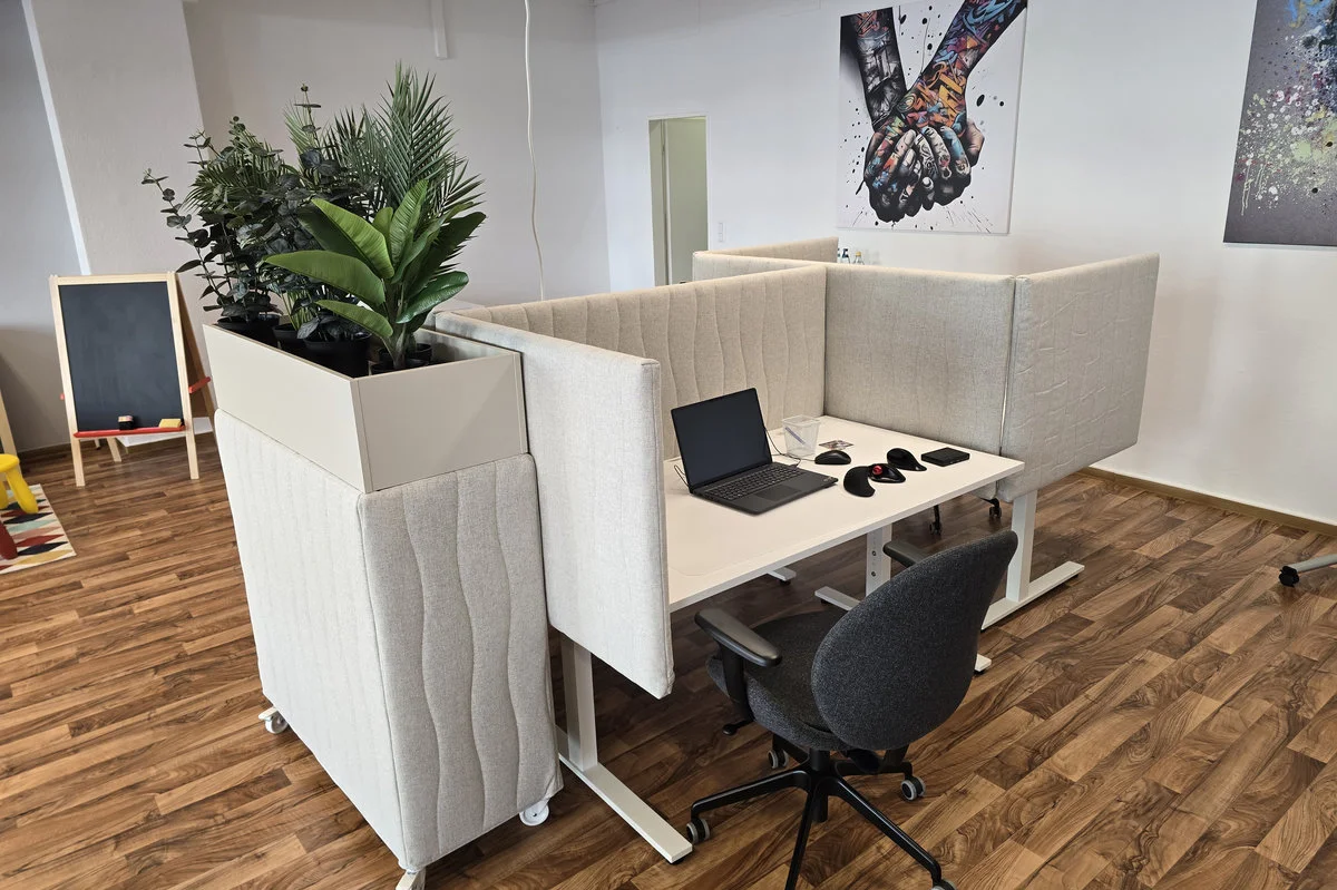 PC-Arbeitsplatz mit Sichtschutzwänden in cremefarbener Polsterung
