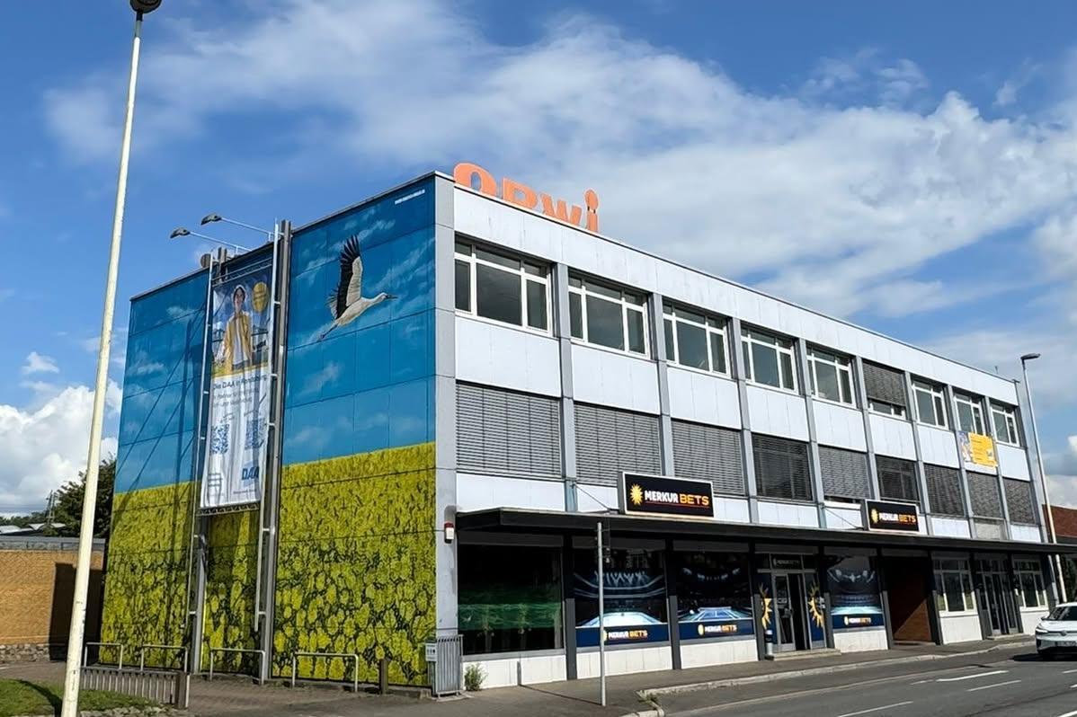 Kundenzentrum Rendsburg mit buntbemalter Hausfassade