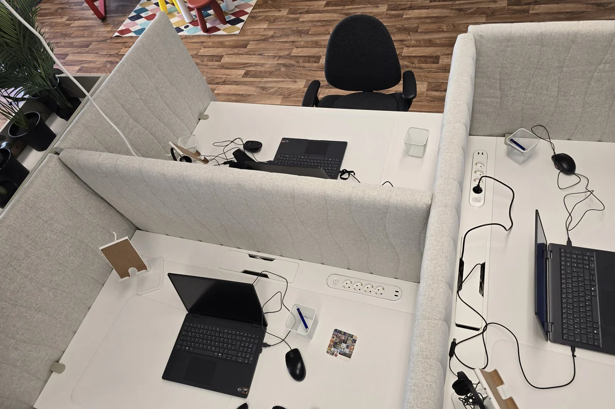 PC-Arbeitsplatz von oben gesehen mit Laptops