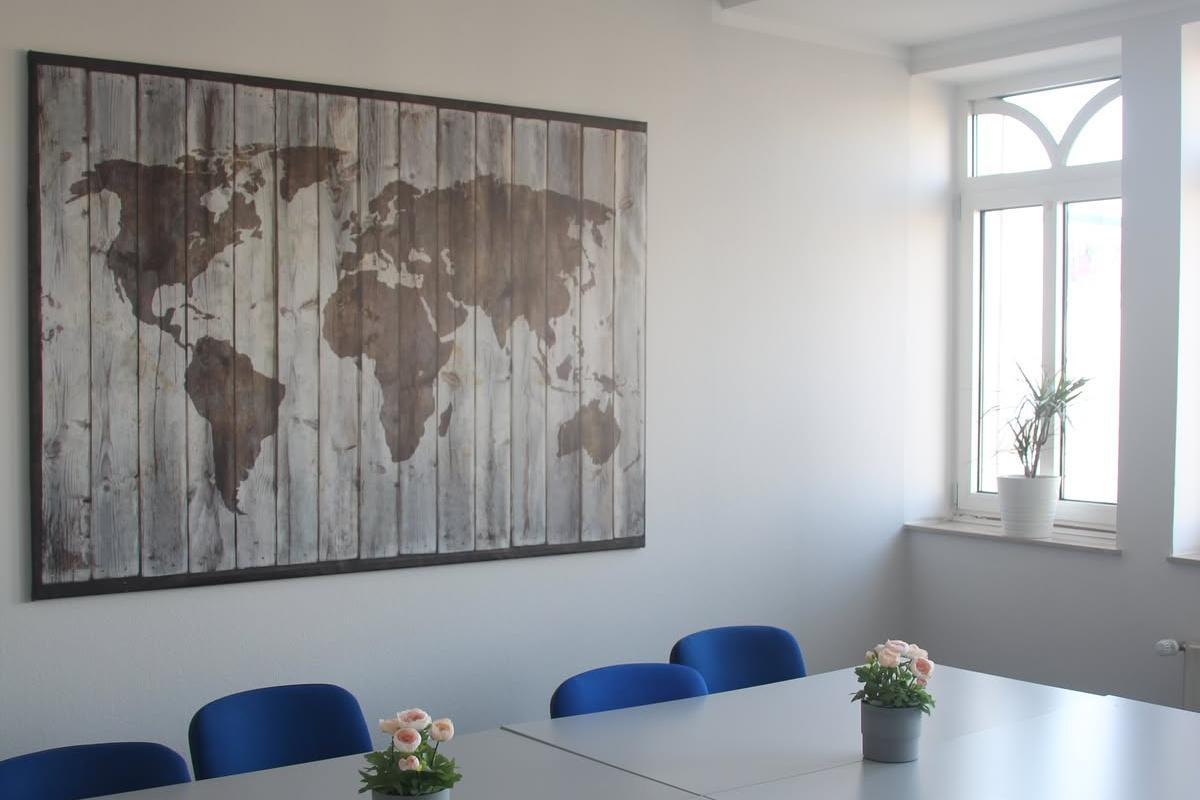 Gruppenarbeitsraum mit Landkarte an der Wand