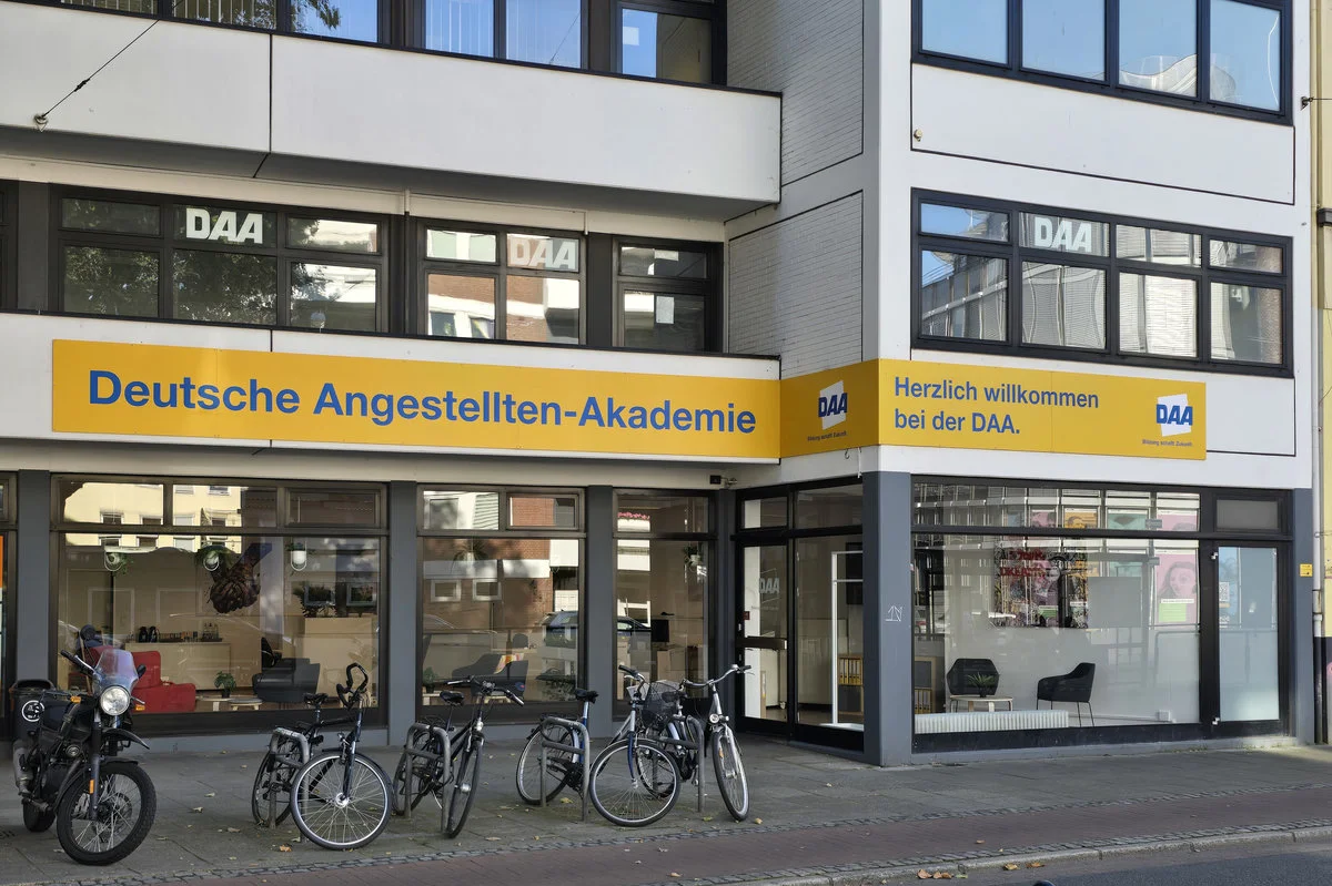 Außenansicht der Fensterfront vom Café digital oberhalb mit einer blauen Beschriftung auf leuchtend gelben Untergrund