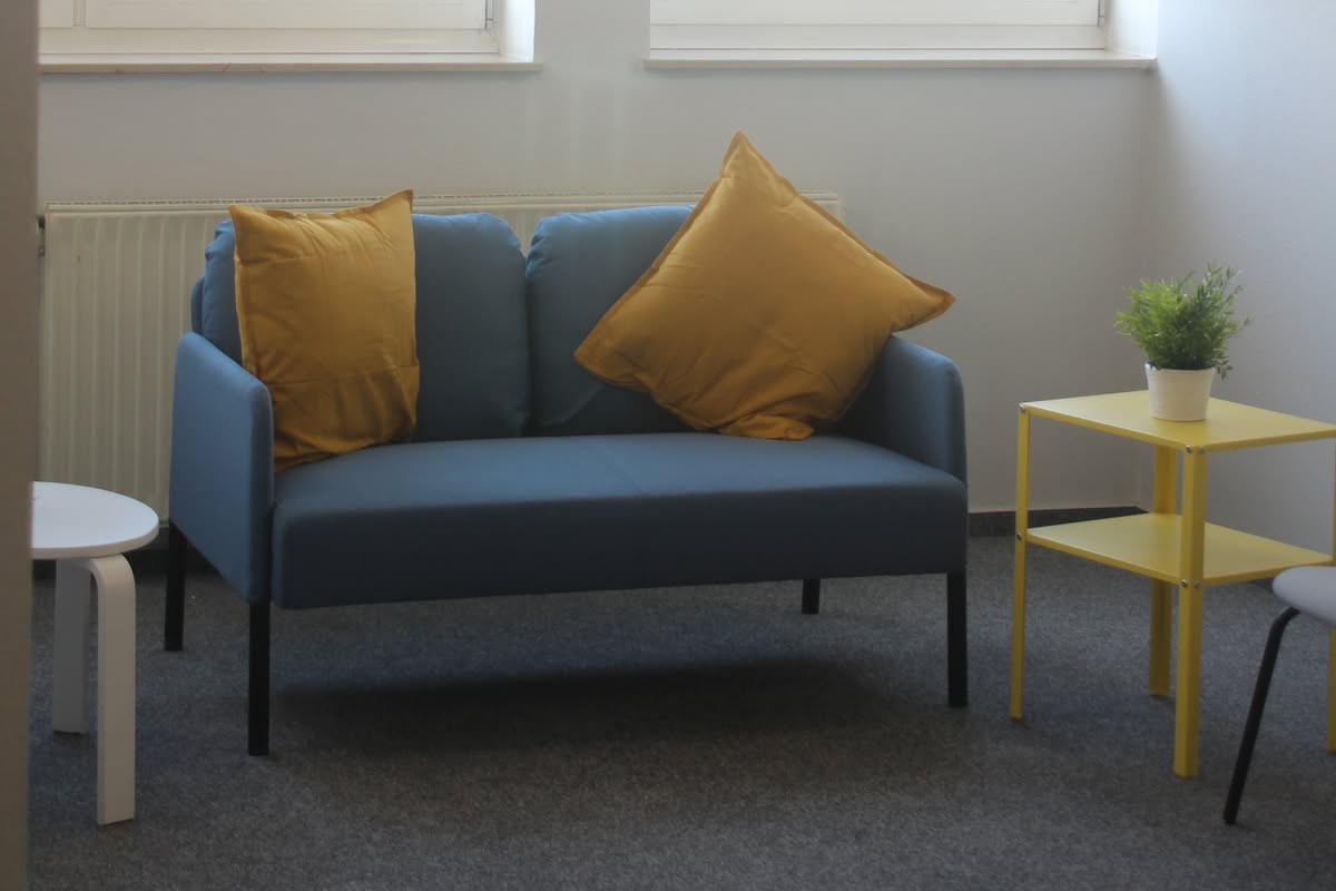 Blaues Sofa mit gelben Kissen