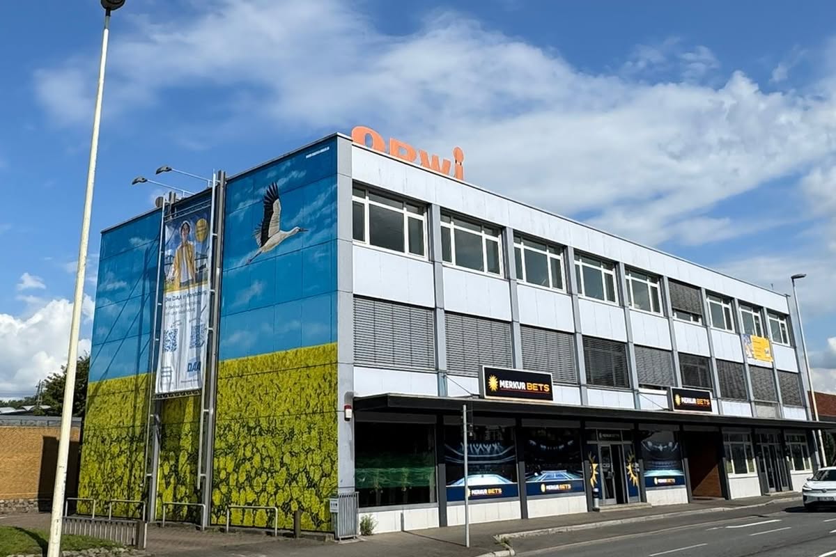 Kundenzentrum Rendsburg mit buntbemalter Hausfassade
